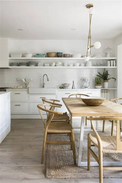 награжденный дом с ремонтом белая кухня