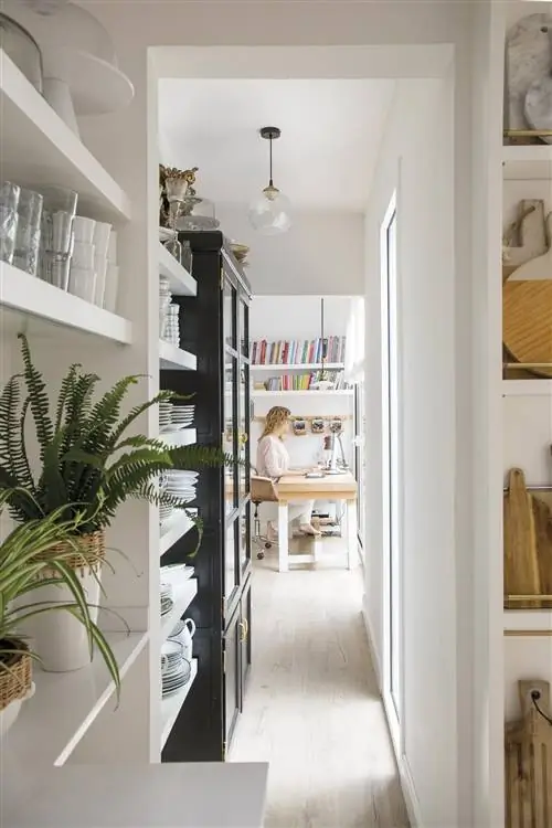 награжденный дом отремонтированный коридор с естественным освещением