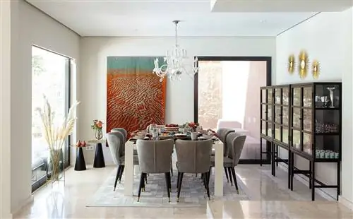 столовая современного дизайна в нейтральных тонах, украшенная гобеленом