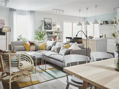 объединенные пространства гостиной с открытой кухней