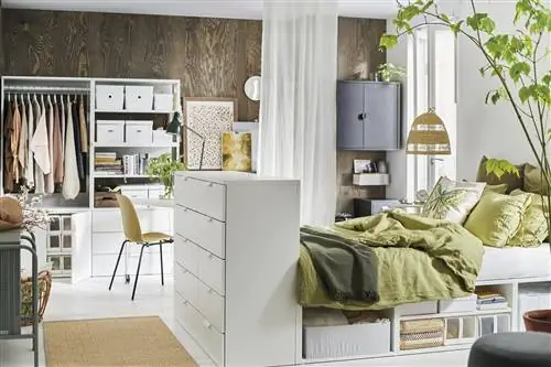 объединенные пространства спальни с открытой гардеробной