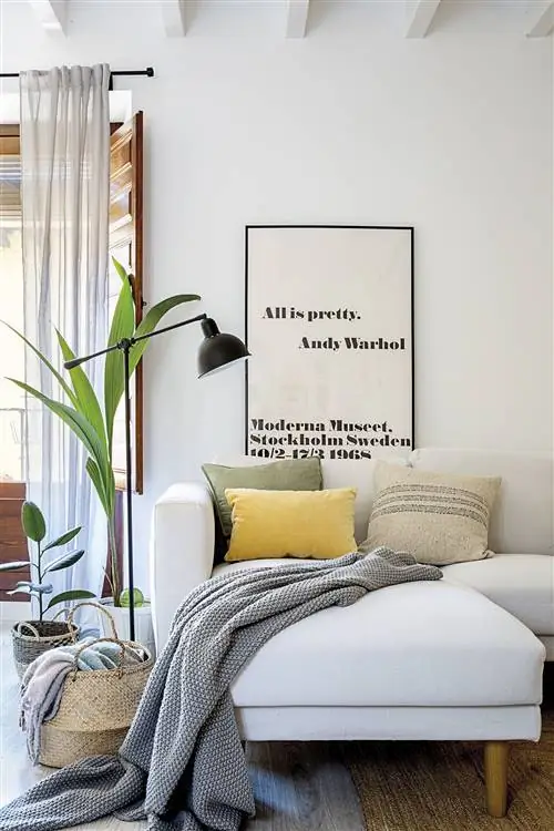 современная гостиная с белым диваном и шезлонгом