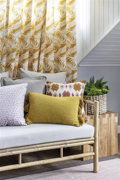 бамбуковый диван в гостиной