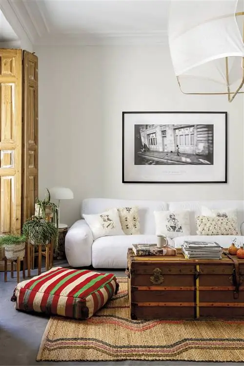 современная гостиная с белым диваном