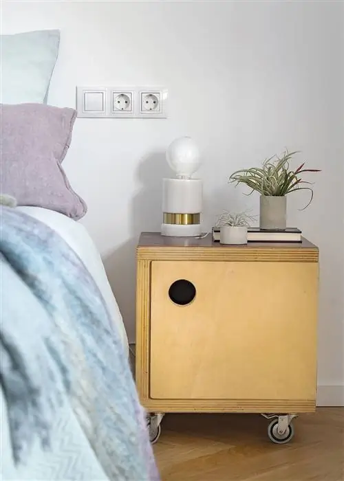 квартира в бильбао спальня с деревянными тумбочками