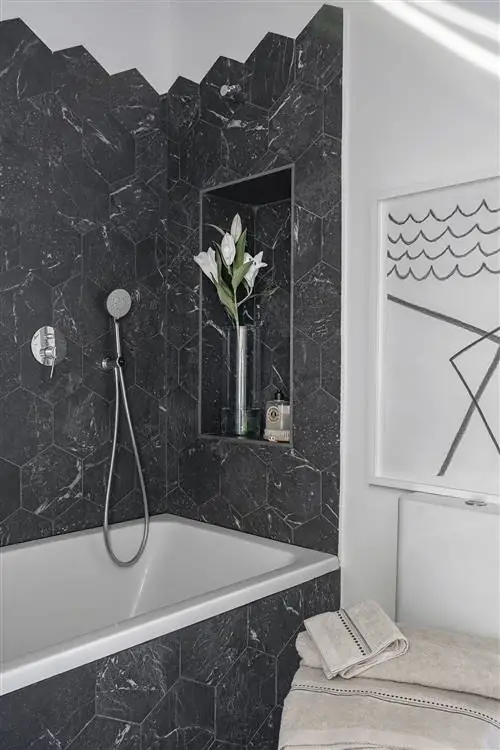 квартира в бильбао ванная комната с ванной и черной плиткой