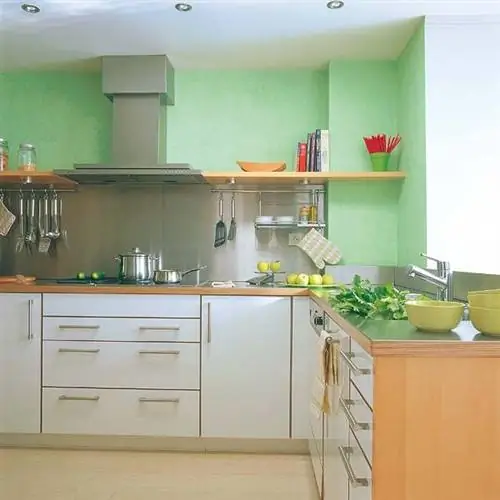 кухня с полуостровом и кабинет в зелено-белых тонах