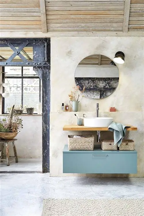 деревенская ванная комната с современной мебелью