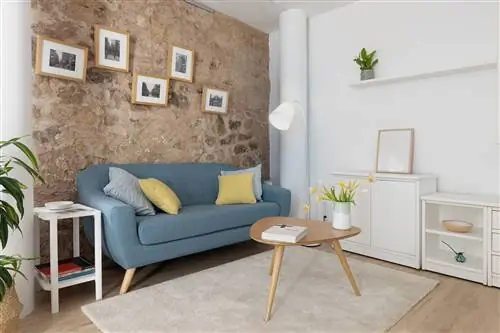 Гостиная в скандинавском стиле, оформленная в бело-голубых тонах