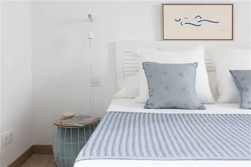 Спальня в скандинавском стиле, оформленная в бело-голубых тонах