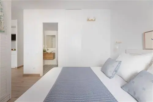 Спальня в скандинавском стиле, оформленная в бело-голубых тонах