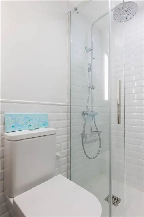 душевая кабина с белой плиткой метро