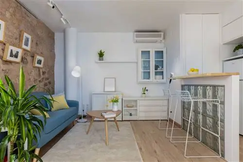 кухня, открытая для гостиной в скандинавском стиле, оформленная в бело-голубых тонах