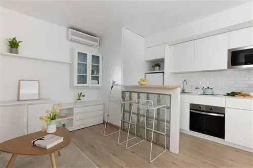 кухня с барной стойкой в белом цвете