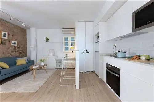 кухня с барной стойкой в белом цвете