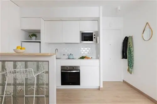 кухня с барной стойкой в белом цвете