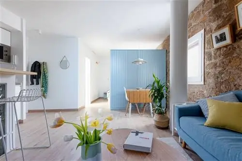 Столовая в скандинавском стиле, оформленная в бело-голубых тонах