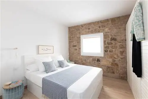 Спальня в скандинавском стиле, оформленная в бело-голубых тонах