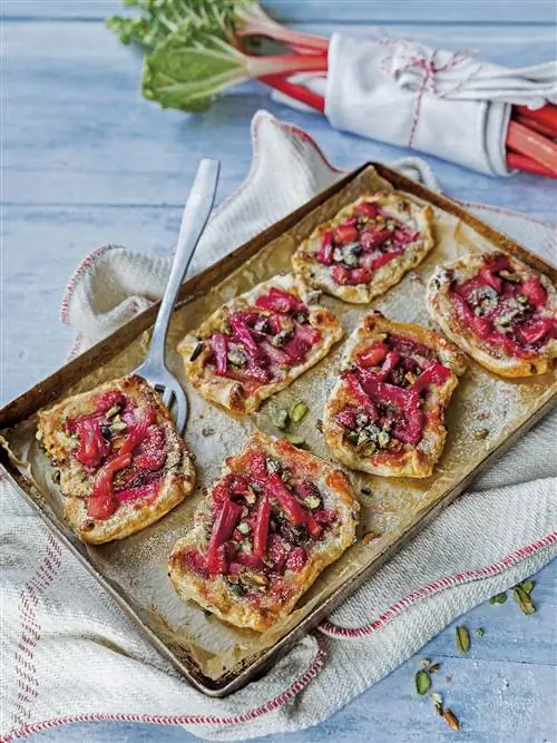 пирог с ревенем и фисташками