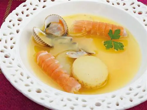 консоме из креветок, моллюсков и цикад