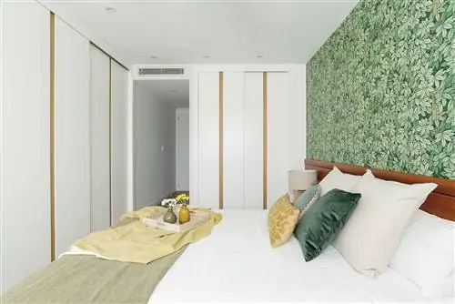 функциональная главная спальня на семейном этаже со шкафами