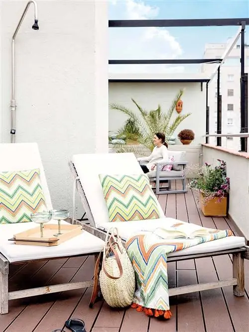 квартира в мадриде с шезлонгами на террасе