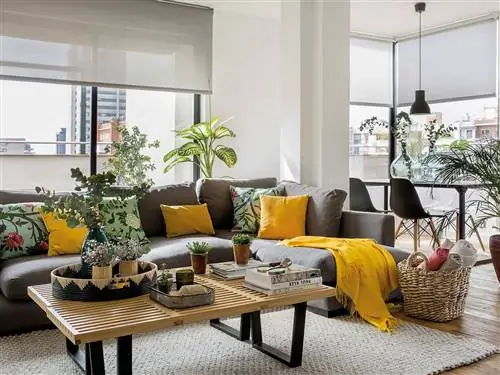 квартира в мадриде с террасой гостиной с серым диваном и желтыми подушками