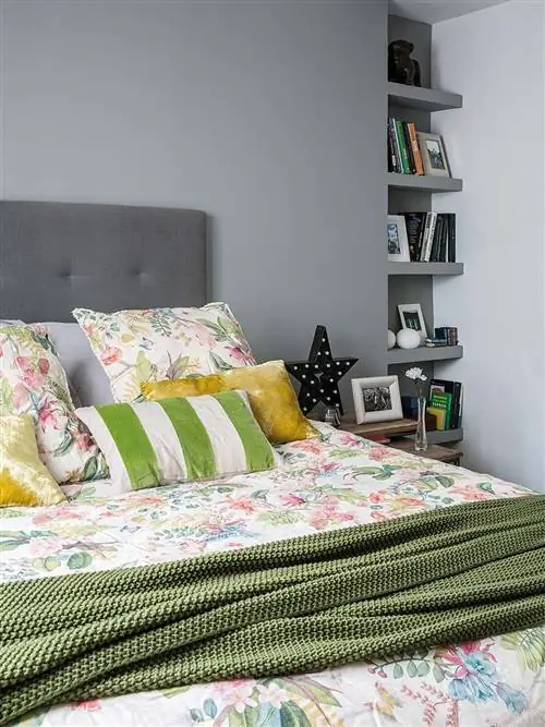 квартира в мадриде со спальней с террасой и серым изголовьем