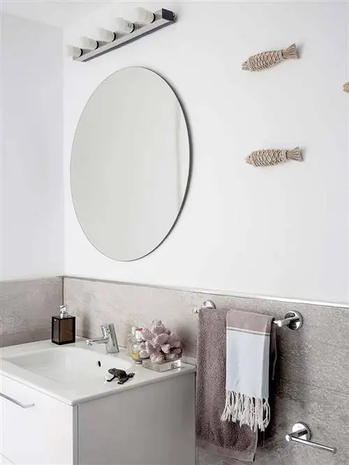 квартира в мадриде с террасой, ванной комнатой в белом цвете