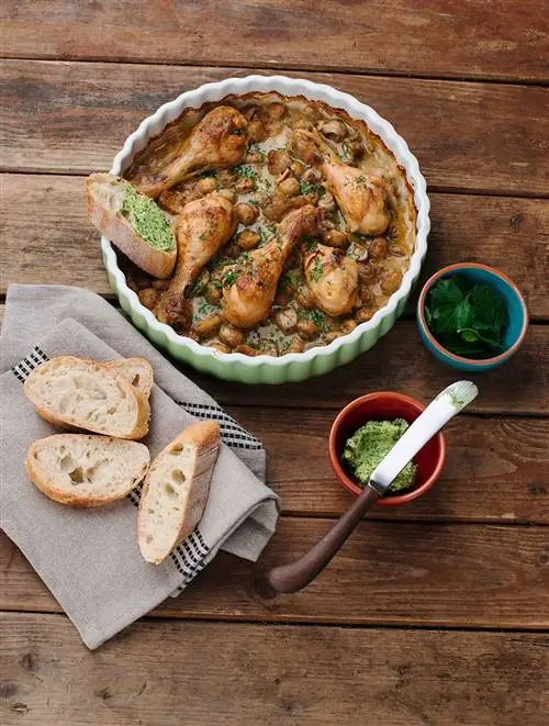 куриные бедра с грибным соусом