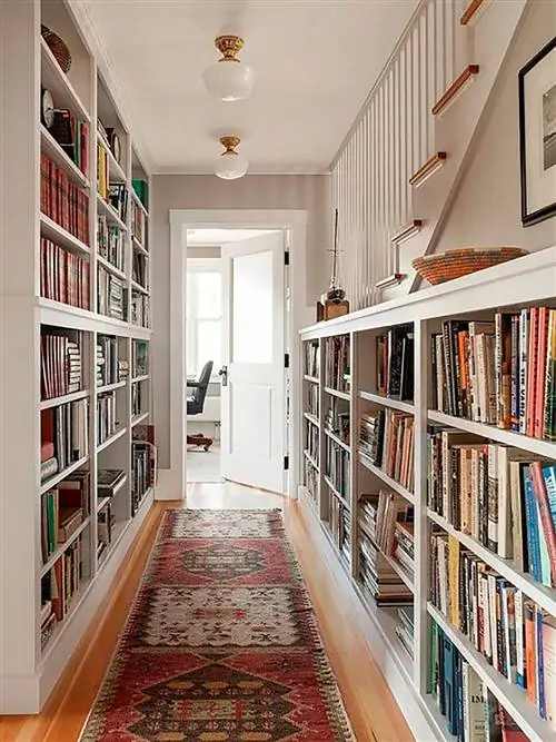 узкая прихожая с книжными шкафами