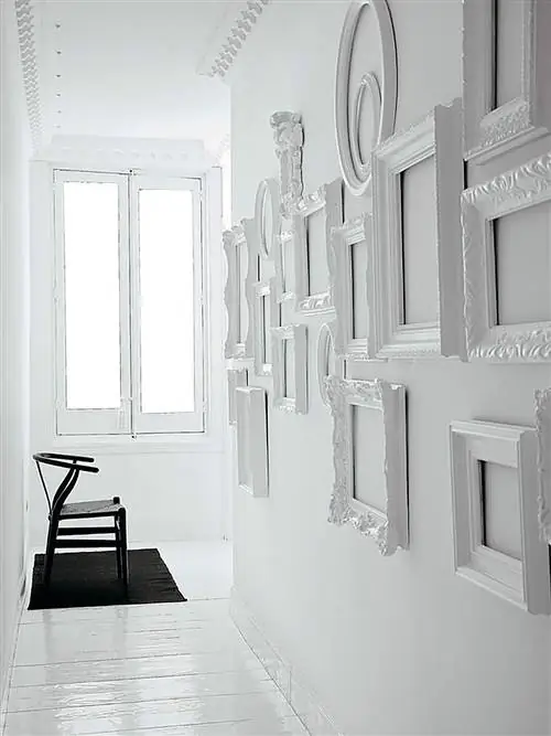 белая прихожая, украшенная фоторамками