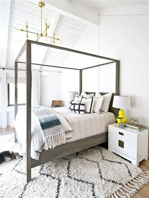 ковер с этническим принтом, мехом и бахромой