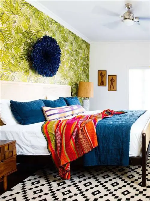 ковер с черно-белым ромбовидным узором