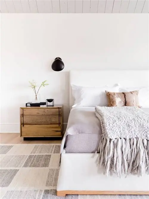 ковер в серых тонах с клетчатым рисунком