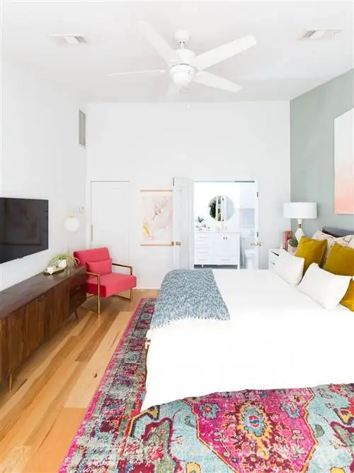 яркий ковер