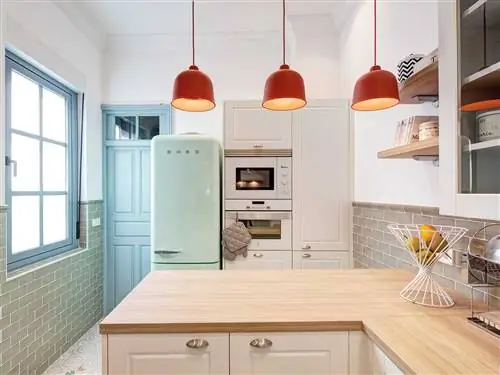 Столешница, Кухня, Комната, Краснодеревщик, Мебель, Недвижимость, Дизайн интерьера, Потолок, Оранжевый, Желтый,