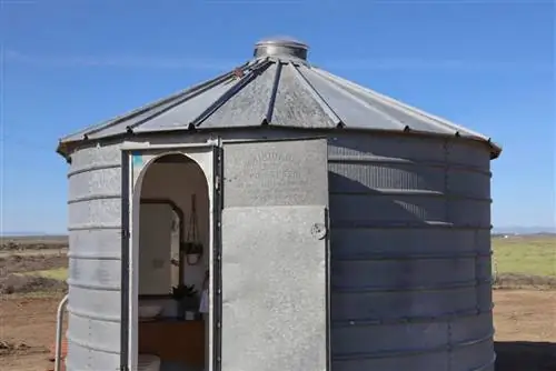 Резервуар для воды превратился в ванную комнату