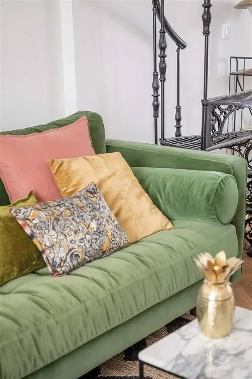 Дом @chloeandyou: зеленый диван в гостиной