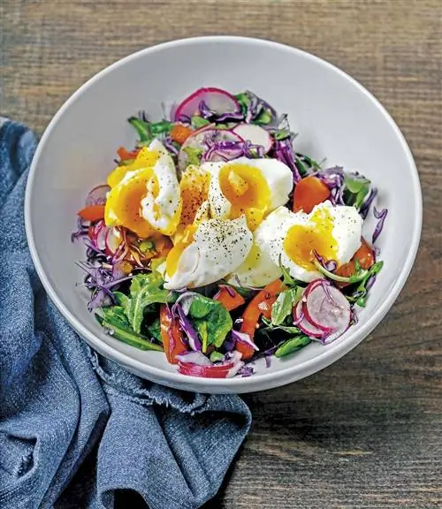 салат с яйцами моллет