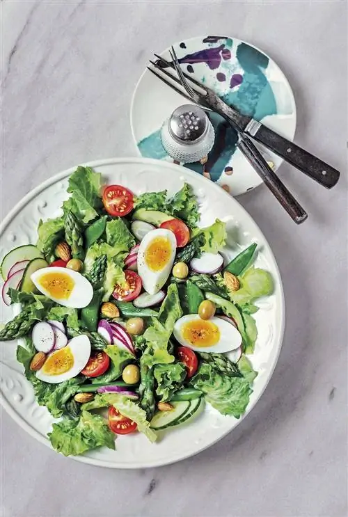 салат с вареным яйцом и спаржей