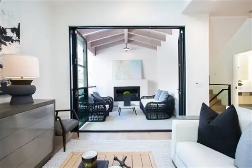 гостиная, оформленная в нейтральных тонах, с выходом на веранду