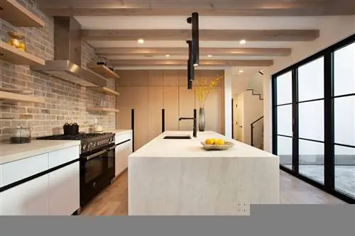 кухня открытой планировки с центральным островом и открытой кирпичной стеной