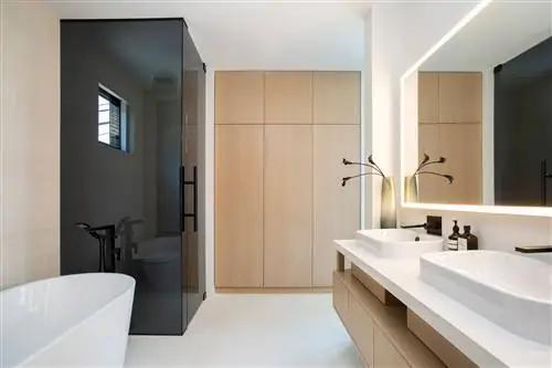 ванная комната с душевой кабиной, плавающей раковиной и встроенными деревянными шкафчиками