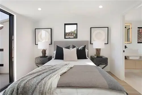 спальня в нейтральных тонах с собственной ванной комнатой