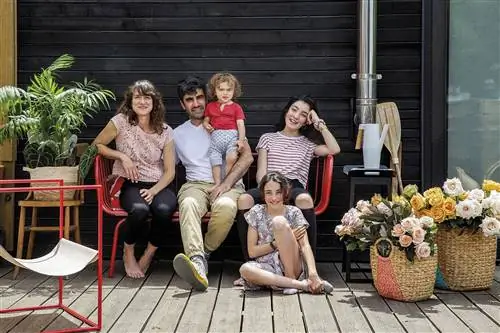 модульный дом семья позирует на крыльце