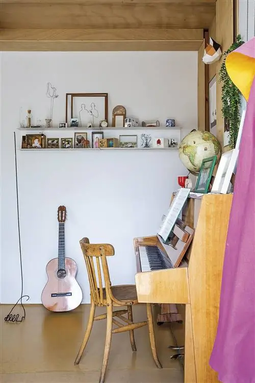 модульный дом в угловой гостиной с фортепиано