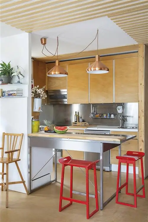 кухня модульного дома совмещена с гостиной с барной стойкой