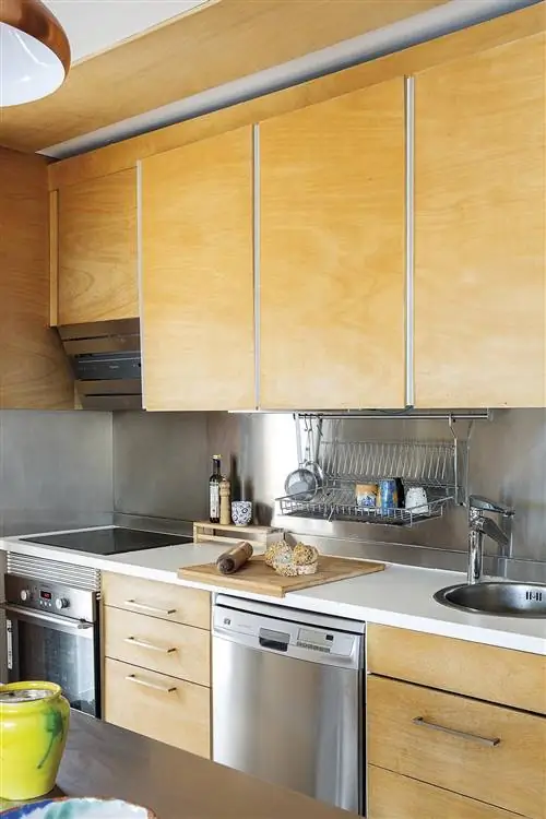 кухня модульного дома с деревянным фасадом