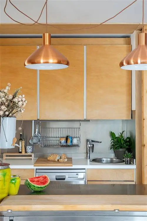 кухня модульного дома с деревянной мебелью и барной стойкой